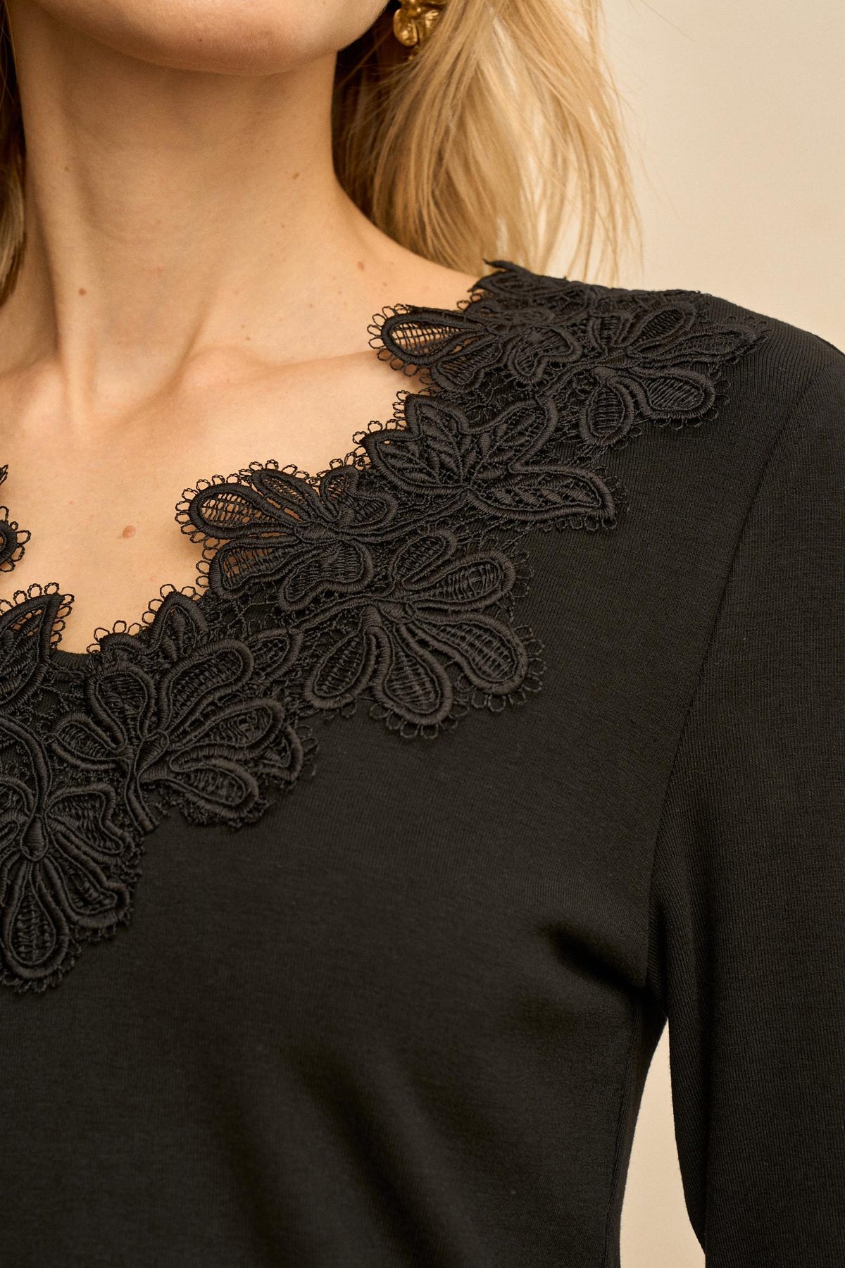 Éliora Floral Lace Top